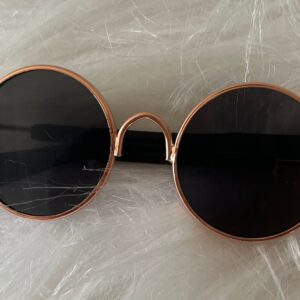 Óculos dourado com lente escura NB