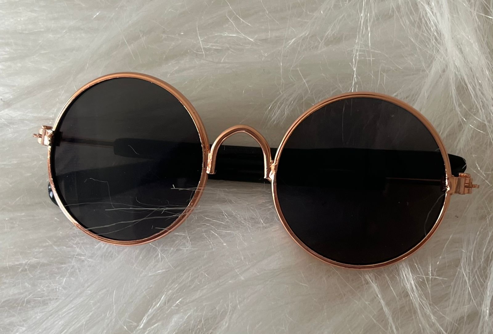 Óculos dourado com lente escura NB