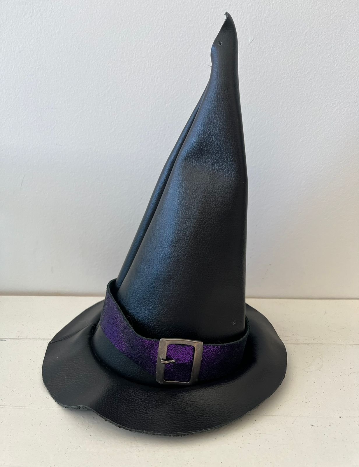 Chapéu de Bruxinha NB em Couro
