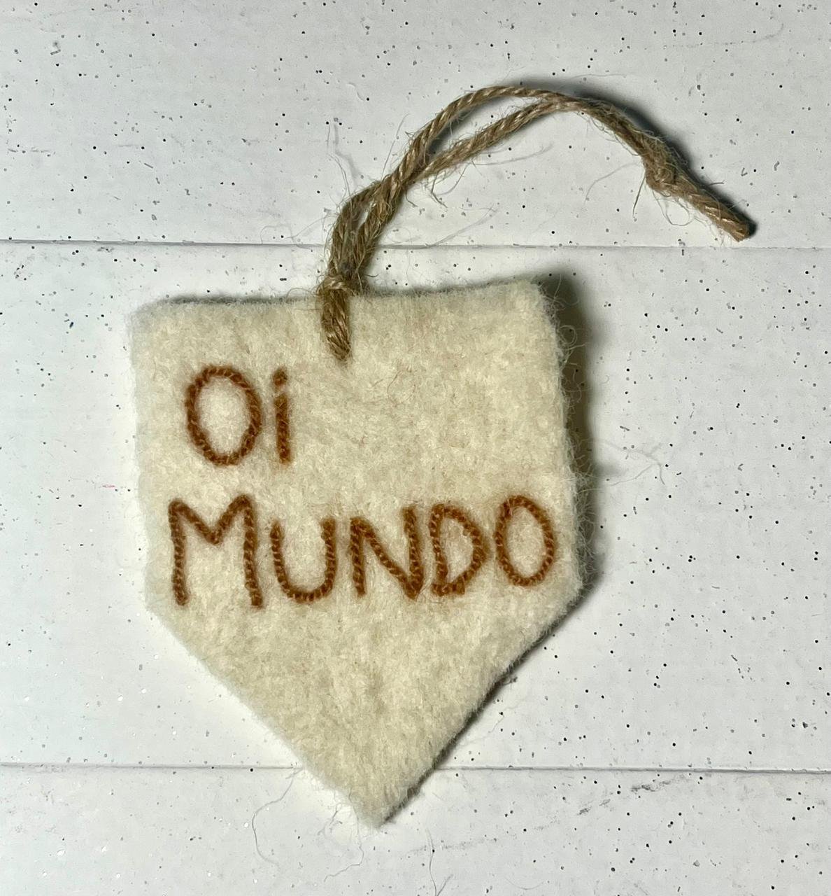 Mini Tag Oi Mundo bege