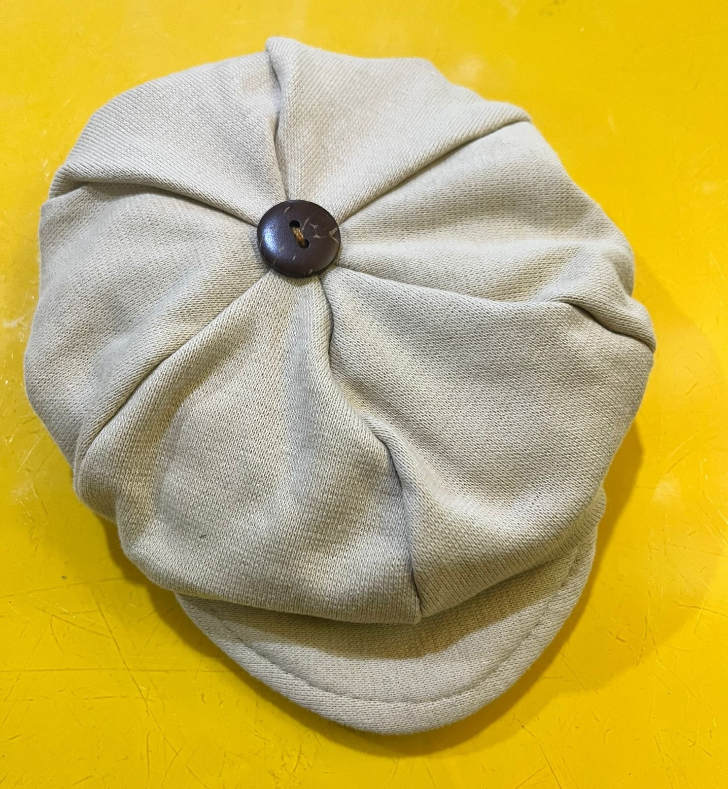 Boina Bege com botão NB